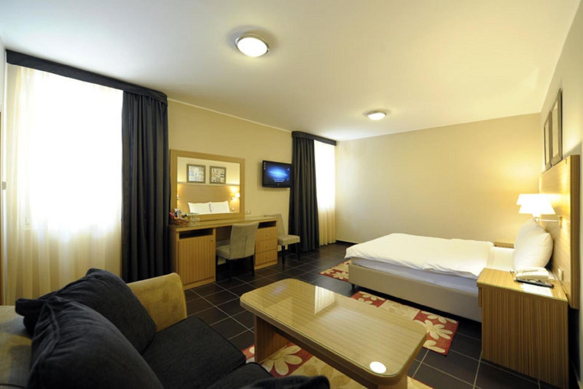 Hotel 1000 Ruza Belgrad Oda fotoğraf
