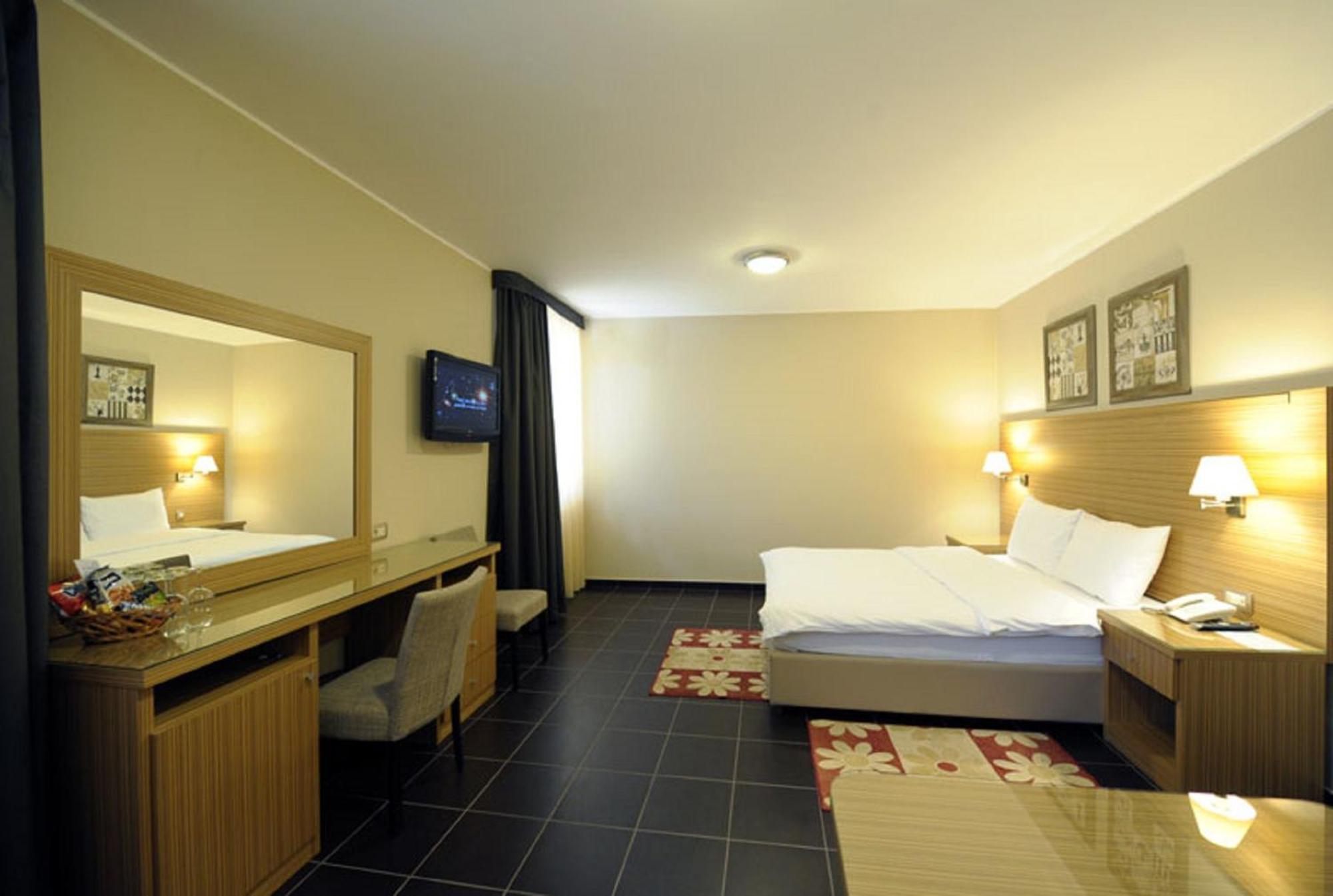 Hotel 1000 Ruza Belgrad Oda fotoğraf